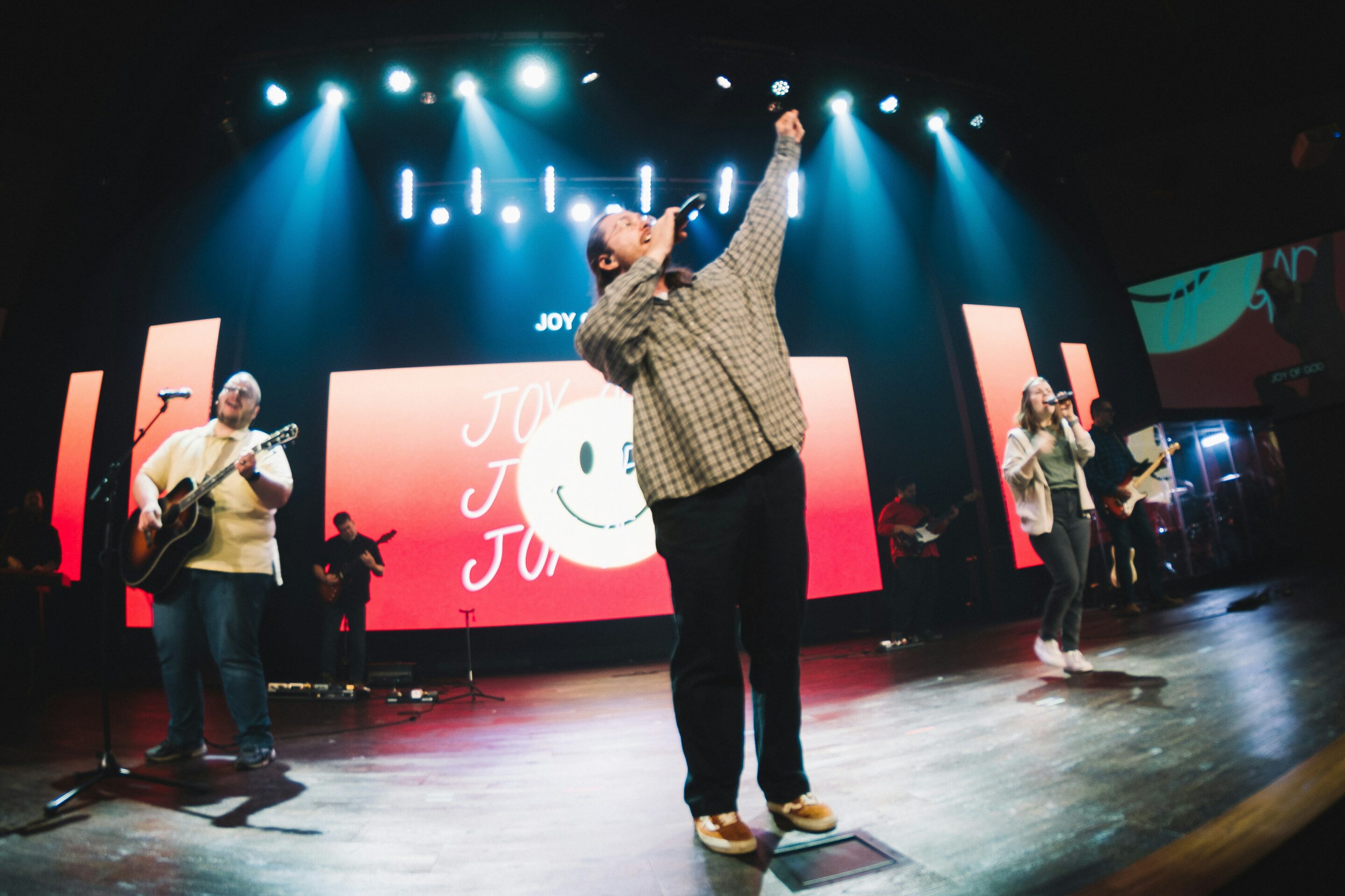worship scene with lyrics displayed for common mistakes with worship slides