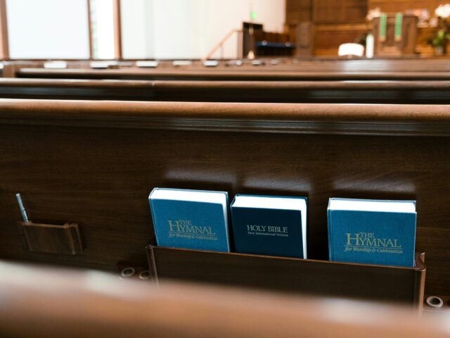 From Hymnals to Screens: Why Modern Churches Need Worship Presentation Software