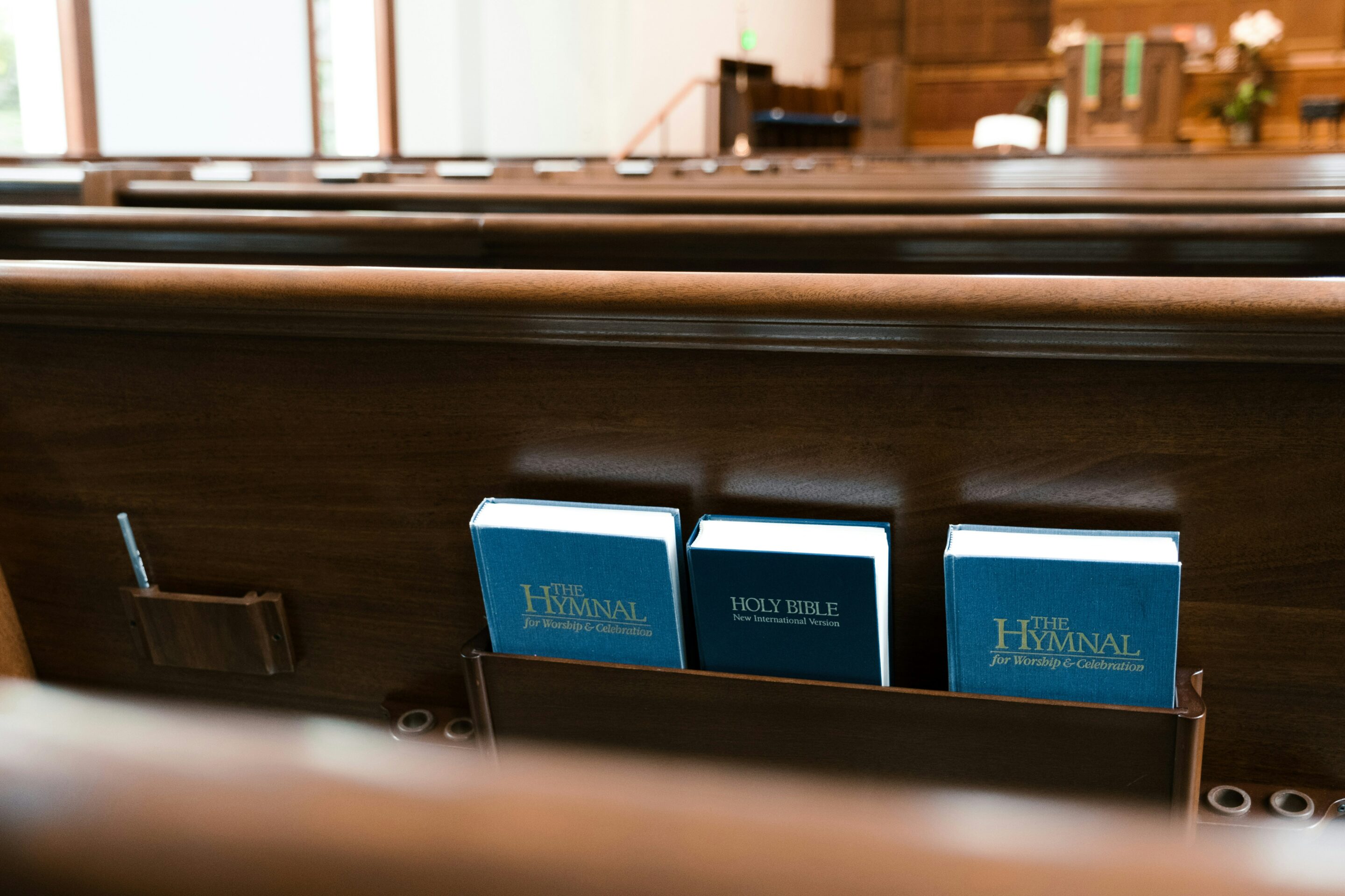 churches switching from hymnals to screens